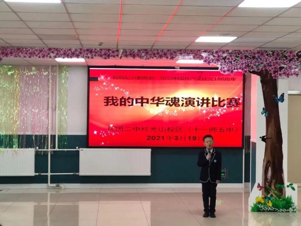民间故事：男子借屋避雨，遇青蛇偷鸡，他猛挥扁担救得娇妻