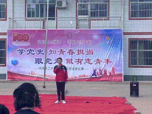 夏季的时尚女孩
